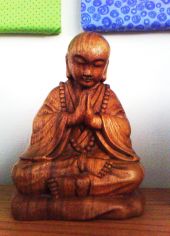 Buddha v dřevěném provedení - krásná umělecká práce...